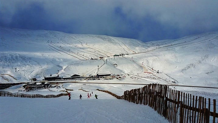 A photo of a ski resort in the UK.